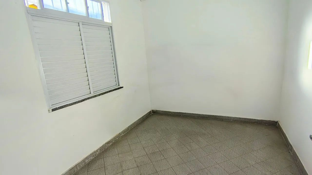 Vendo a chave ou financio casa no centro - Foto 4