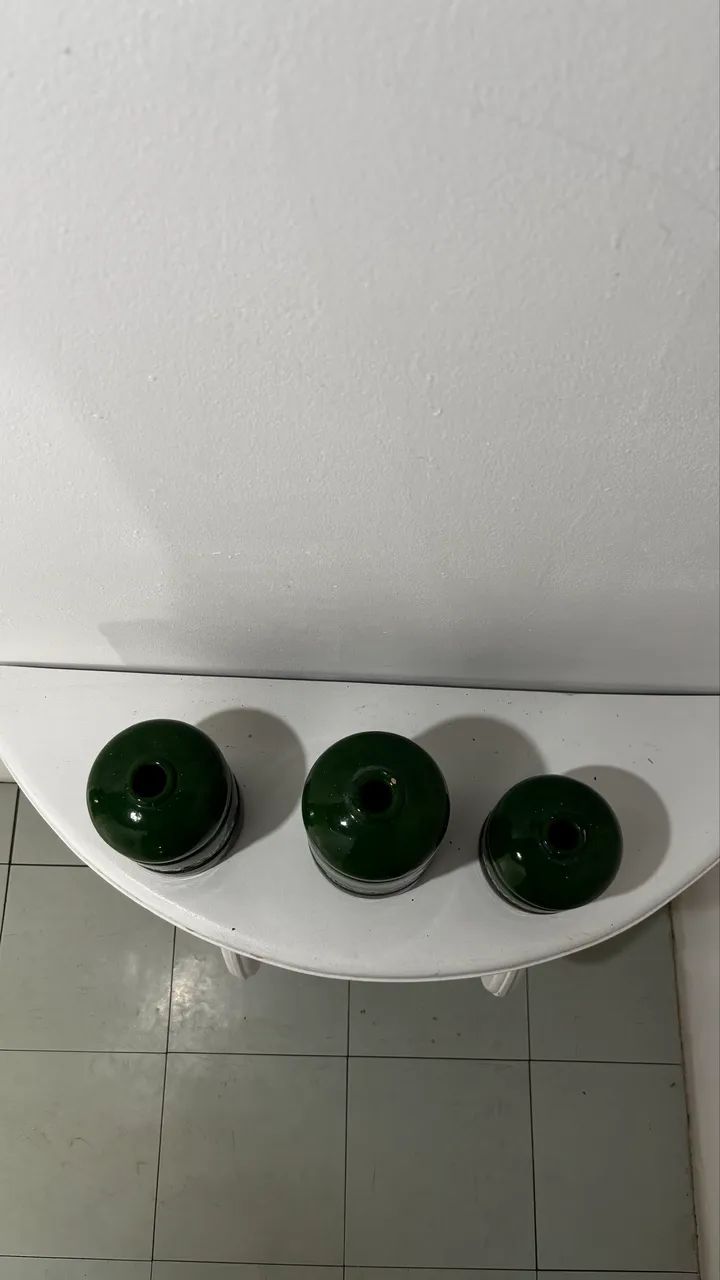 mesa de canto semicircular, e vasos. - Foto 3