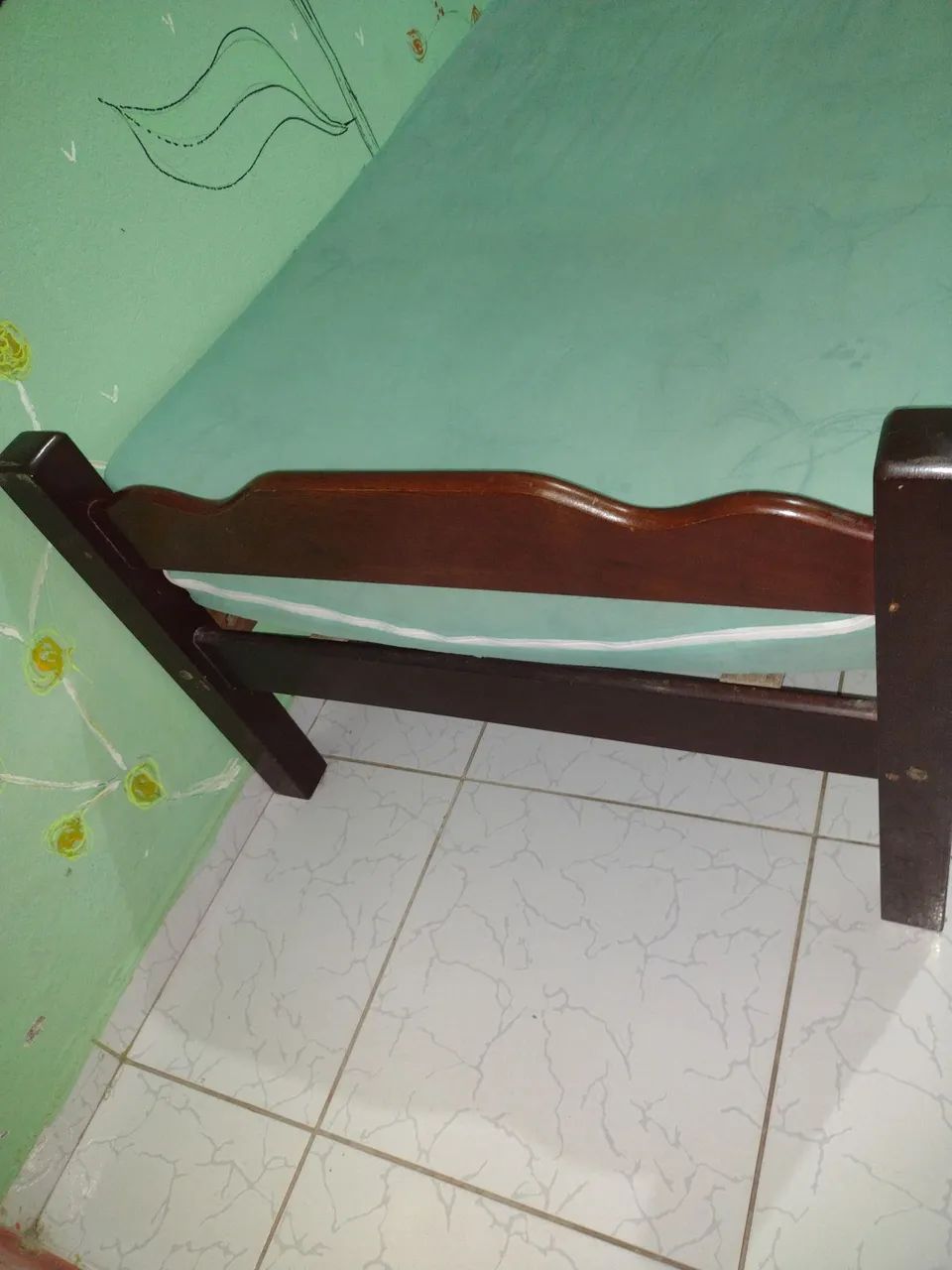 Cama de madeira e o colchão 