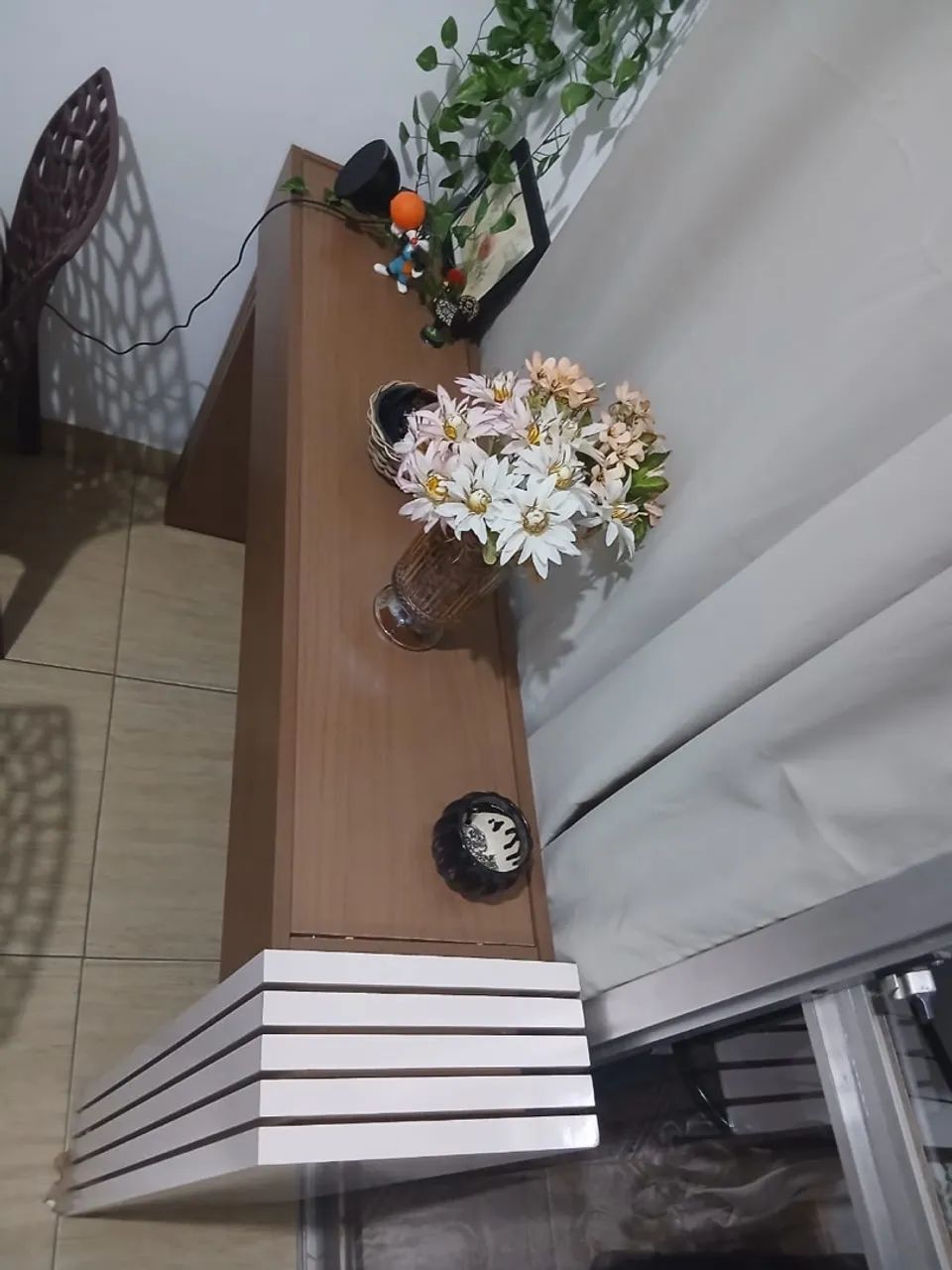 Mesa sem cadeiras e aparador - Foto 3