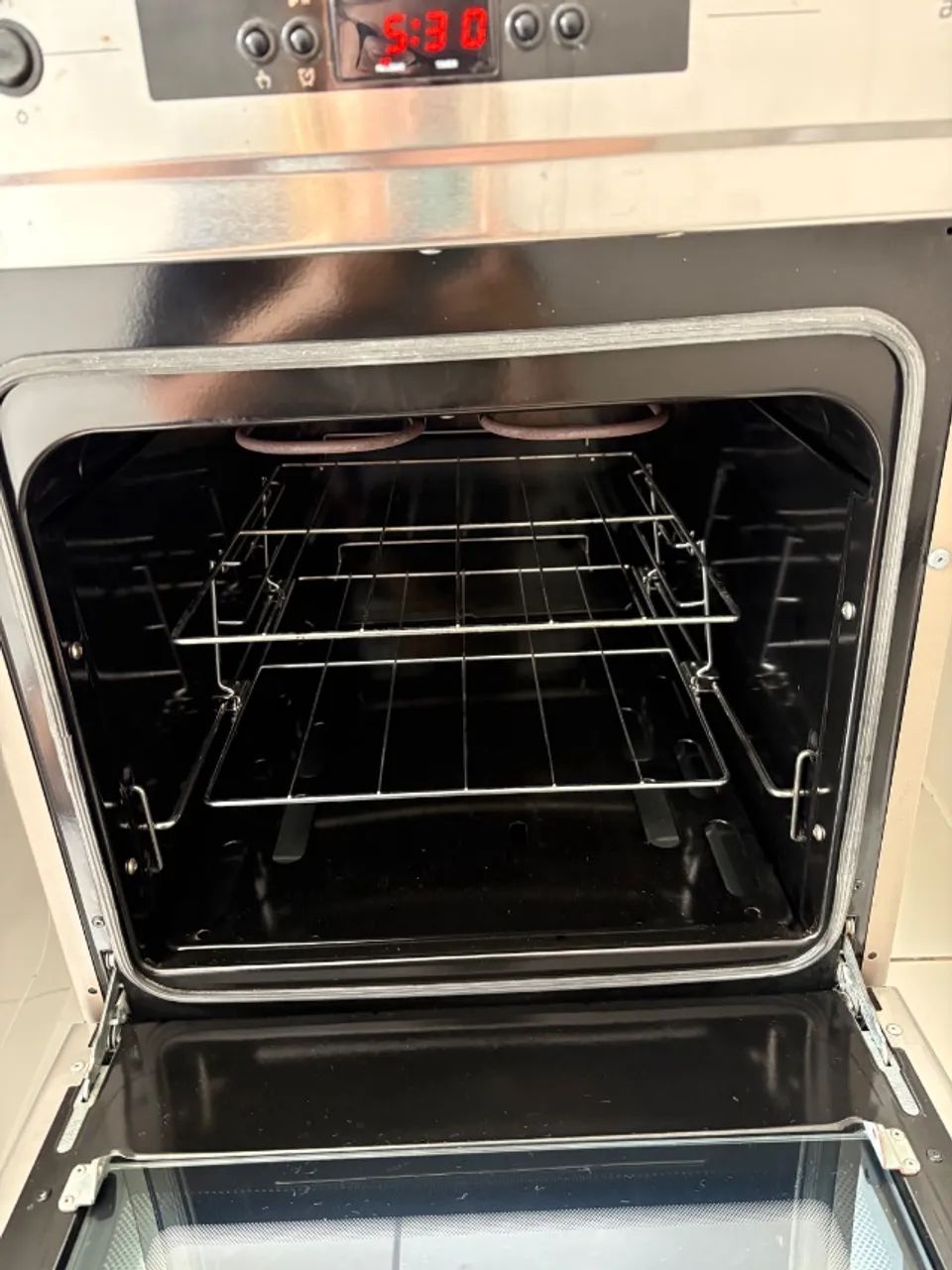 Fogão Brastemp 4 bocas acabamento em inox forno com duas prateleiras - Foto 2