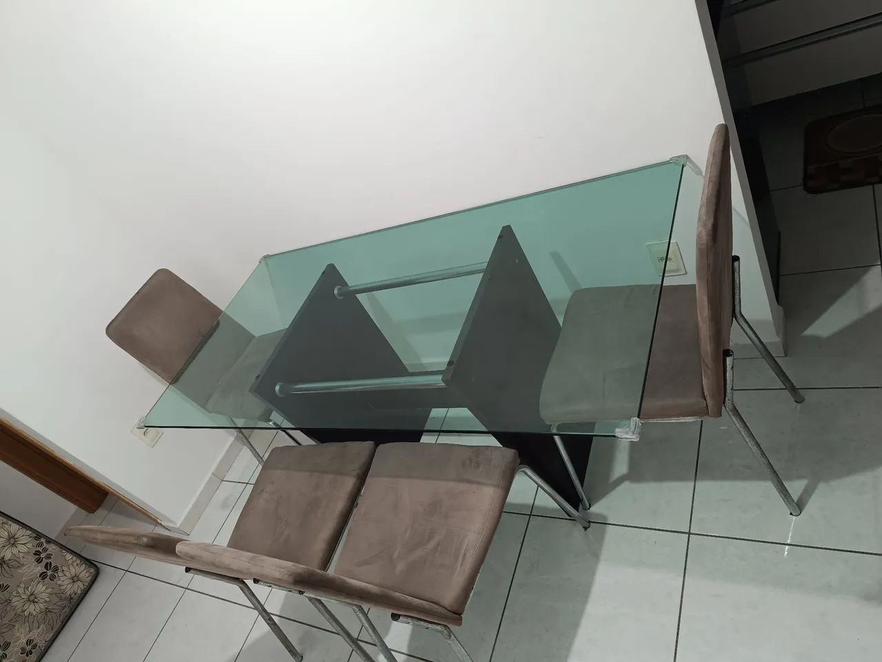 Mesa tampo de vidro com 4 cadeiras - Foto 3