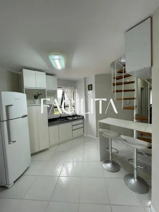 Apartamento duplex mobiliado com 1 quarto no bairro Canasvieiras, Florianópolis.