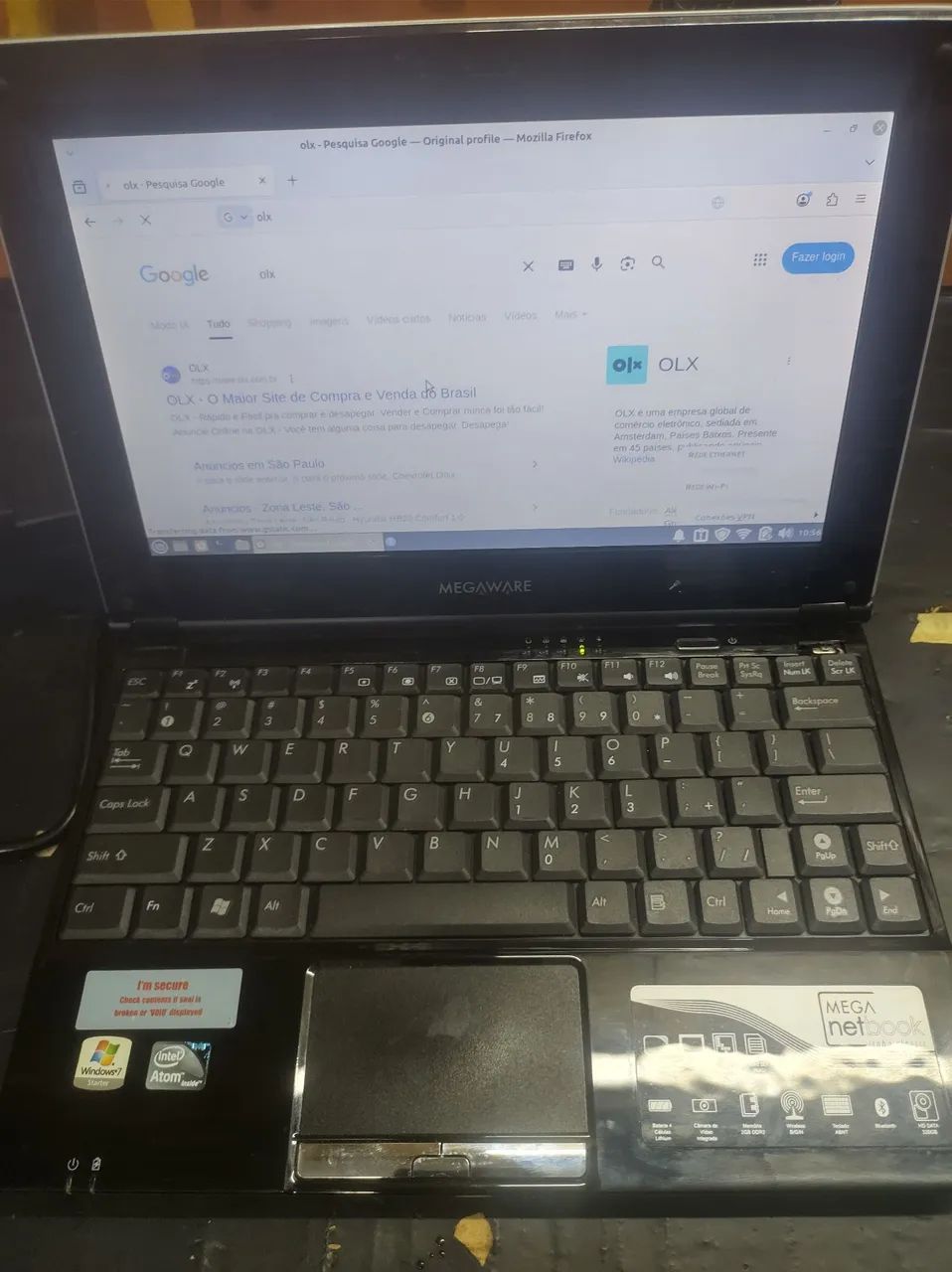 Notebook Megaware pequeno funcionando.