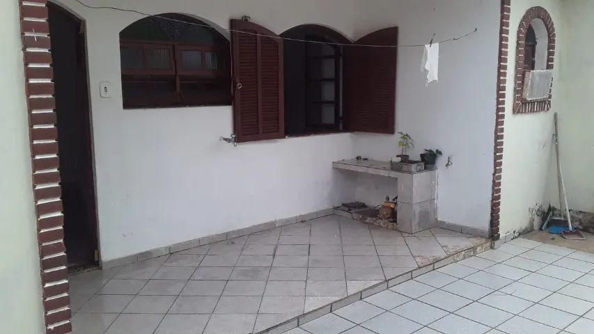 ALUGA EM PERUÍBE -  CASA DE FUNDOS - MOBILIADA - COM CAUÇÃO
