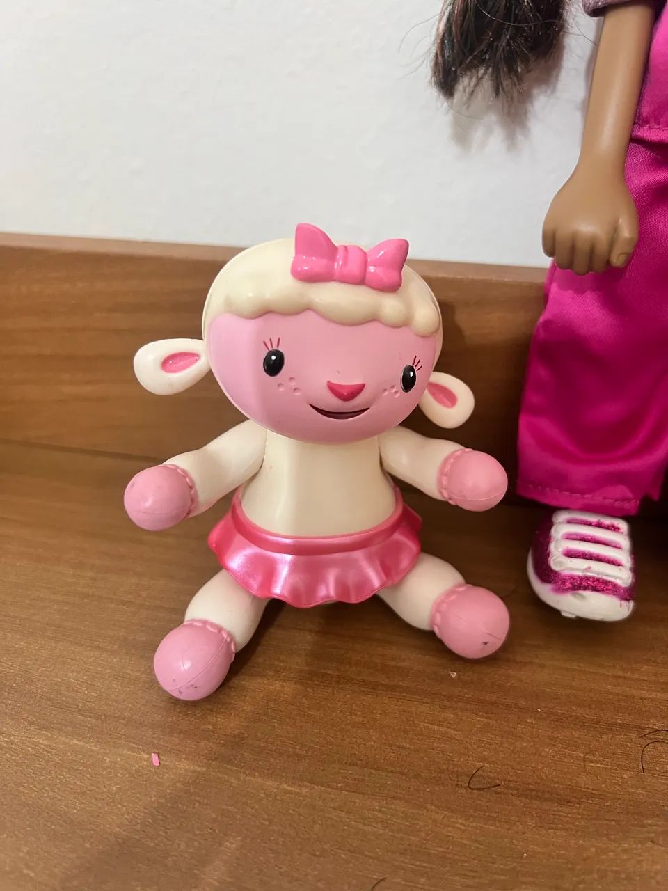 BONECA DRA BRINQUEDOS COM SUA ASSISTENTE LAMBIE - ANDA QUANDO SEGURAMOS SUA MÃO  - Foto 3