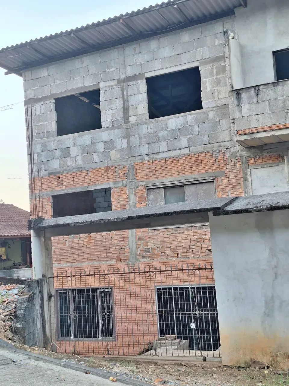 Alugo parte térrea de um sobrado residencial com 2 quartos no Nova Brasília na Rua - Joinv