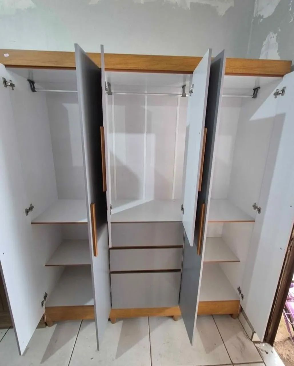 Guarda roupa aberto 