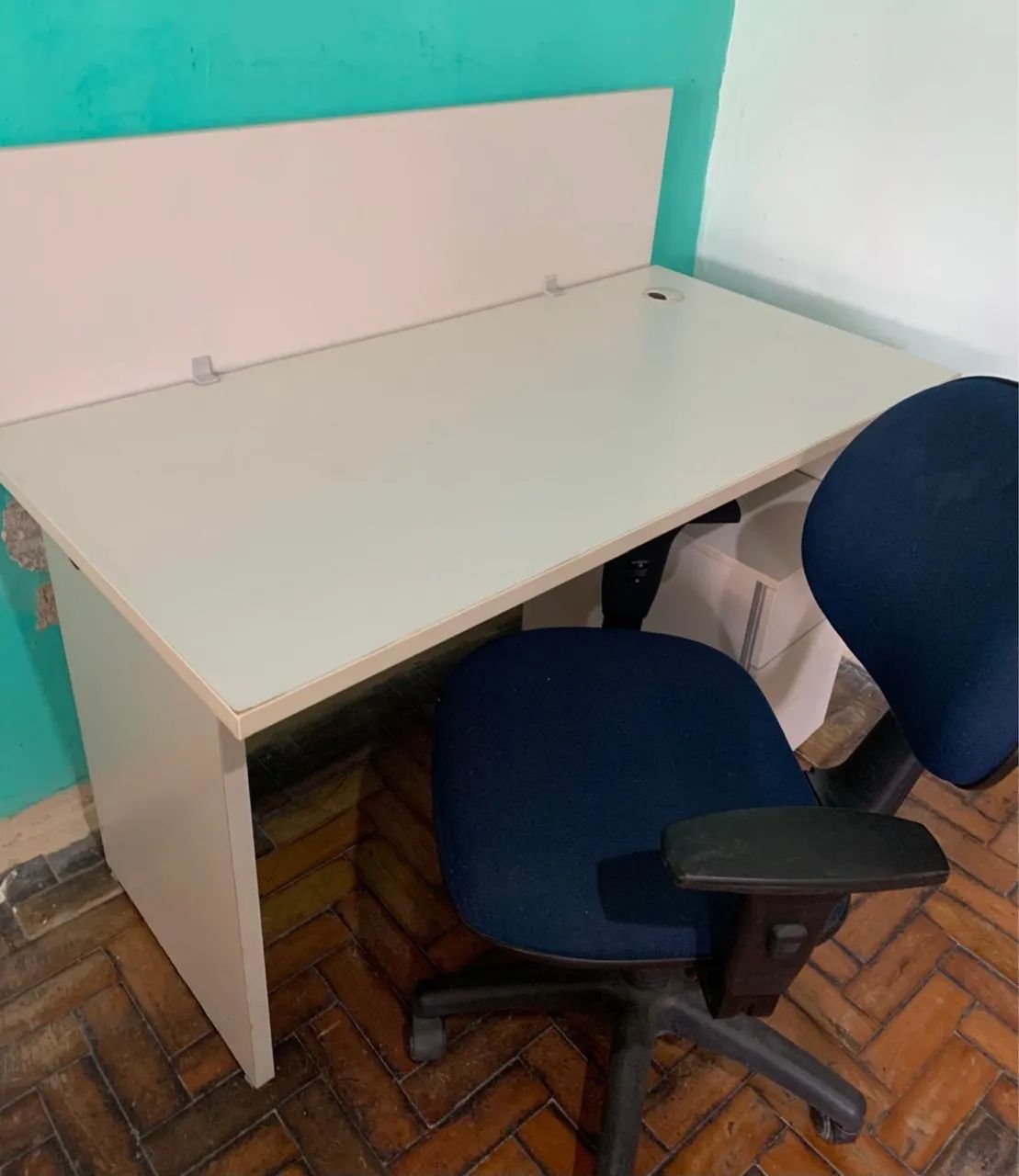 Mesa de Escritório com Gaveteiro + Cadeira - R$ 250,00 - Foto 2