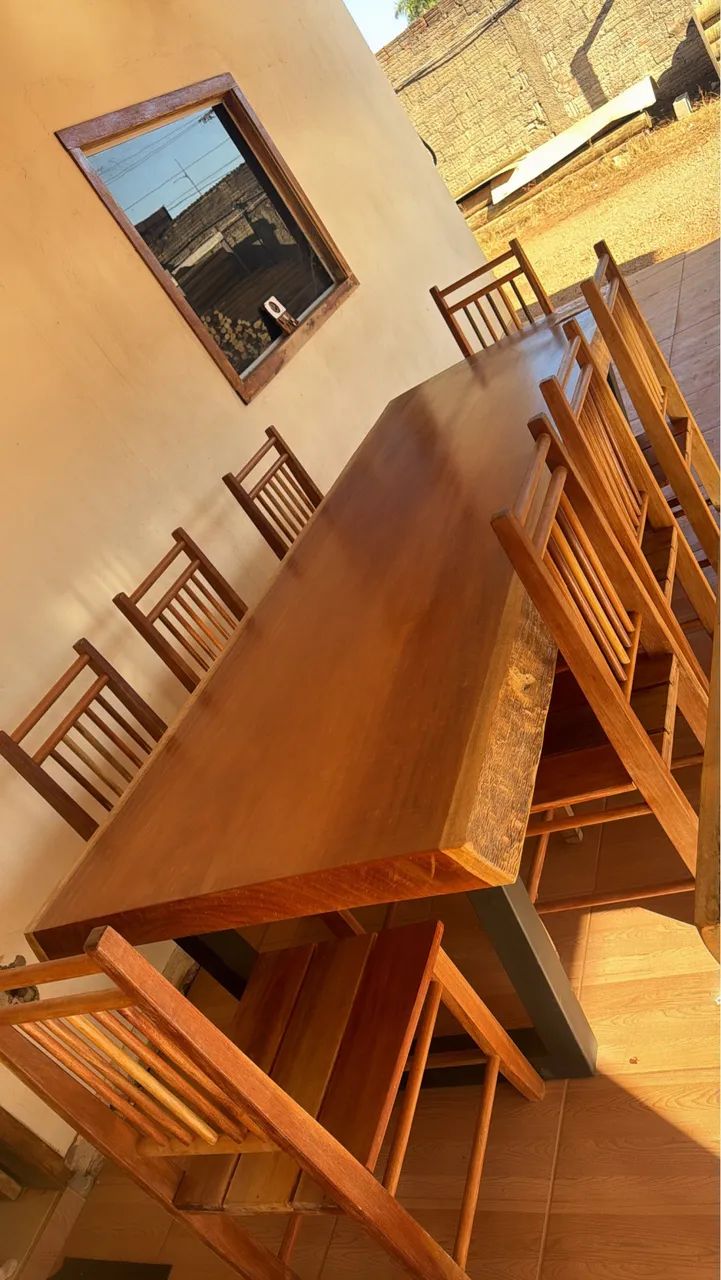Mesa de madeira e cadeiras  - Foto 2
