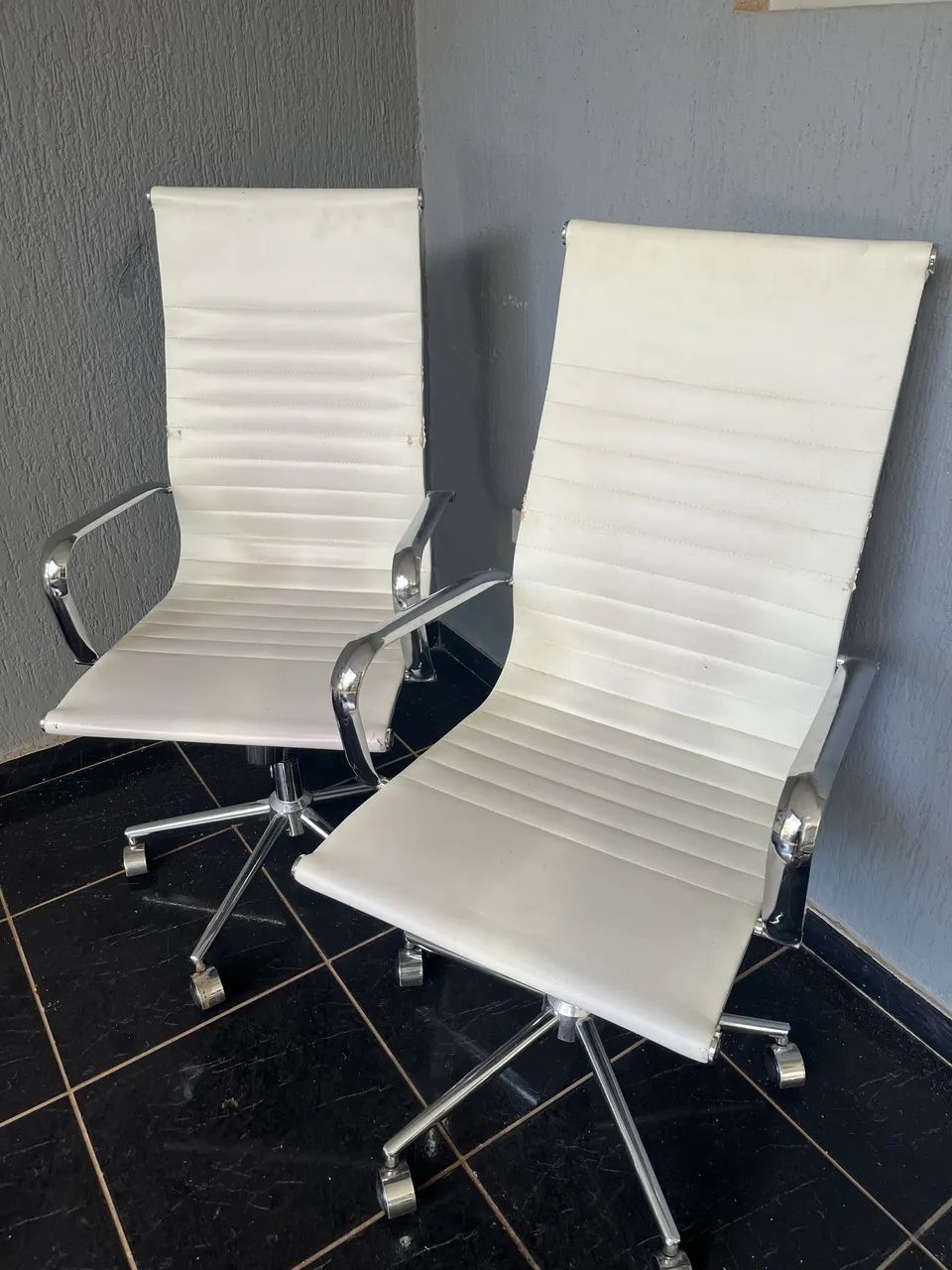 Duas cadeiras presidente 250,$ cada