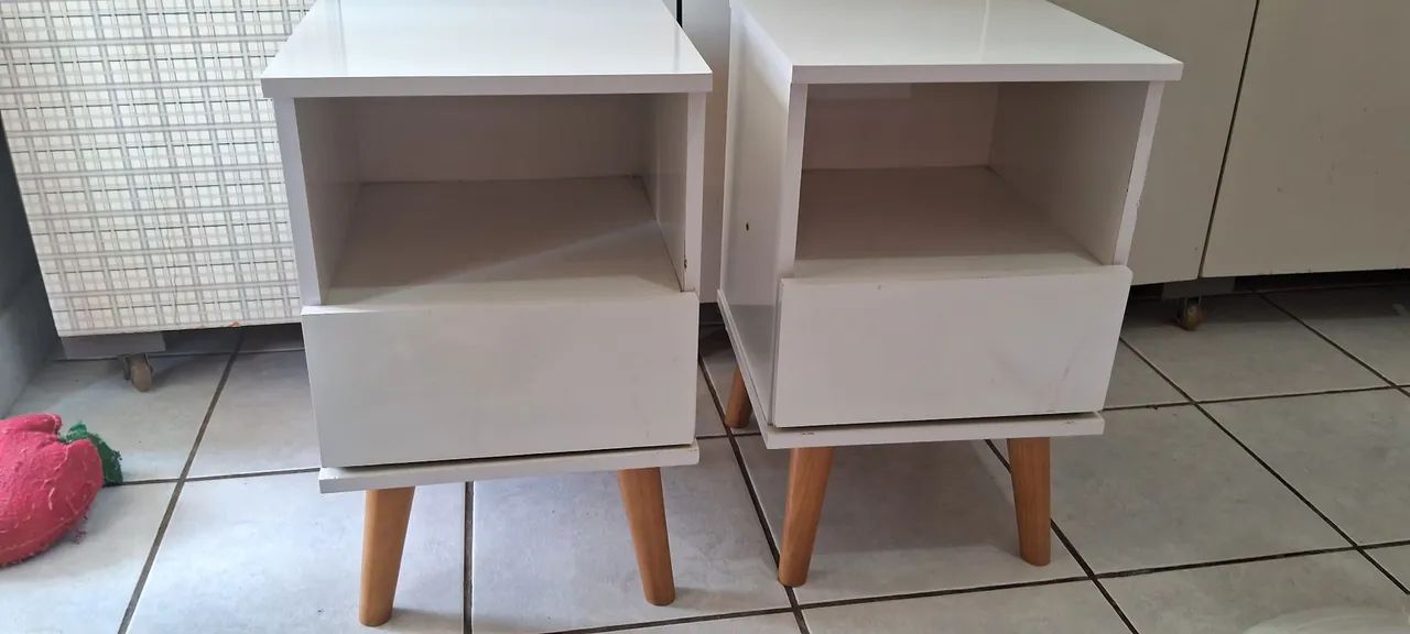 Mesas de  cabeceiras com pés RETRÔ 
