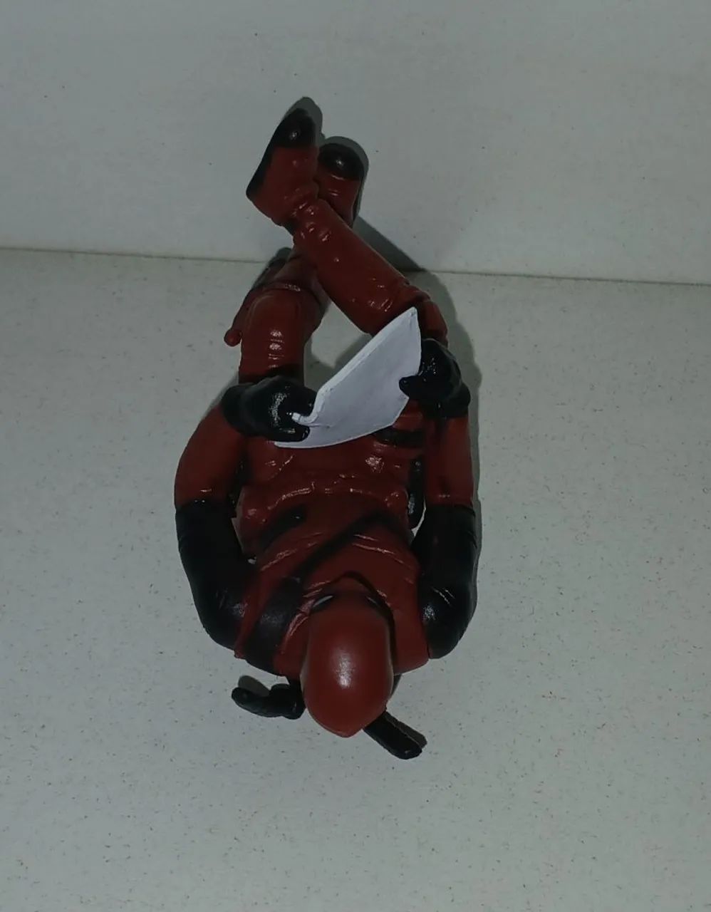BONECO ACTION FIGURE MARVEL MINIATURA DEADPOOL SENTADO SENTADINHO - Foto 2