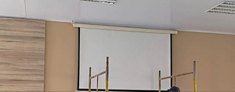 Tela de Projetor Retrátil Elétrica  - Foto 4
