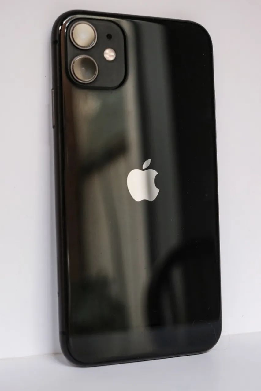 iPhone 11 64 Gb preto impecável único dono com caixa - Celulares e