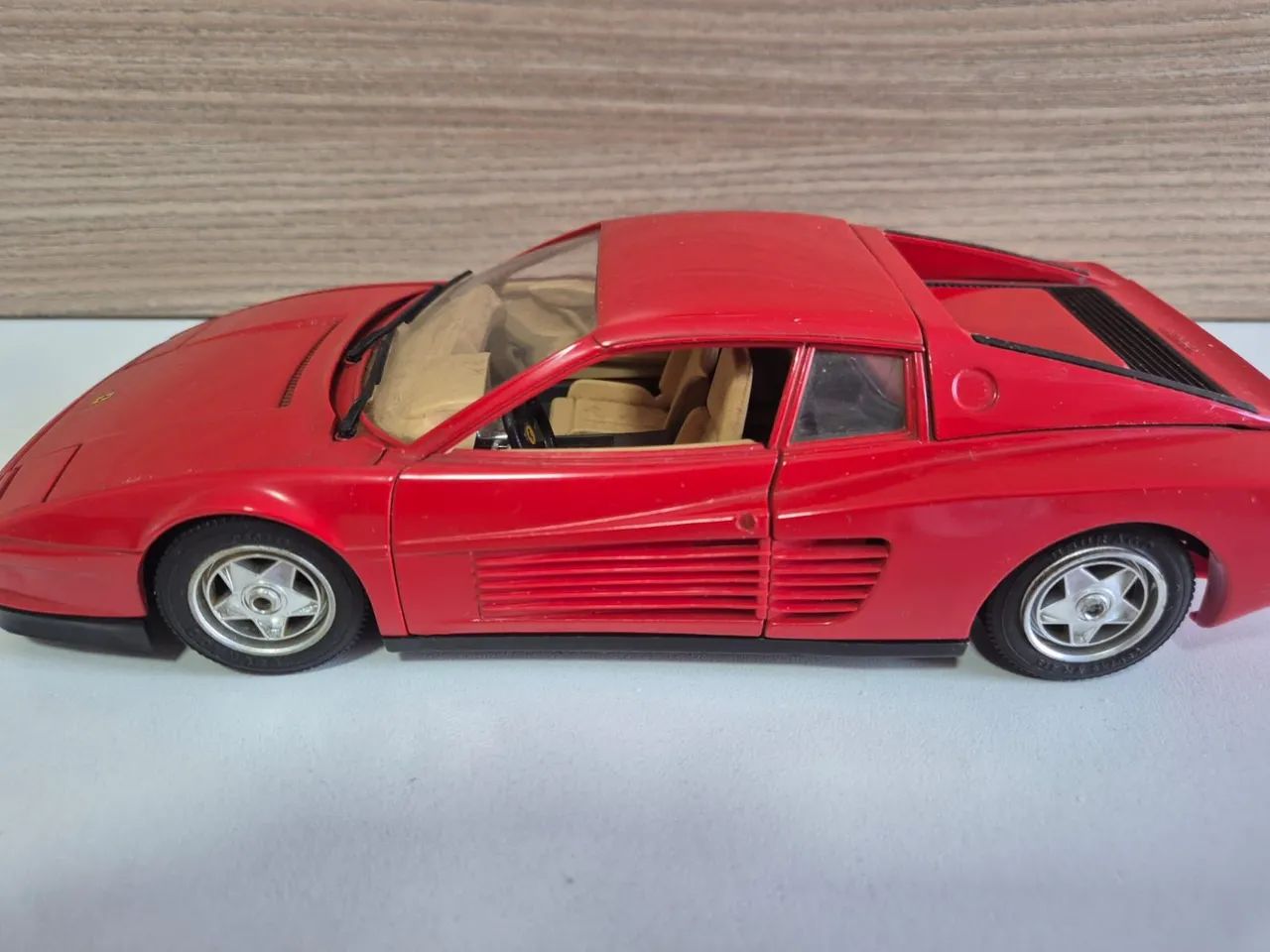 Miniatura Ferrari Testarossa 1:18 Bburago - Brinquedos e Jogos