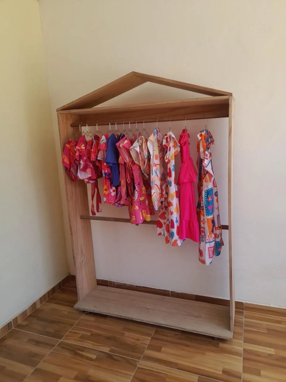 Arara e provador infantil 
