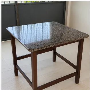 MESA COM TAMPO DE MÁRMORE 80 × 80 CM E PÉS DE MADEIRA