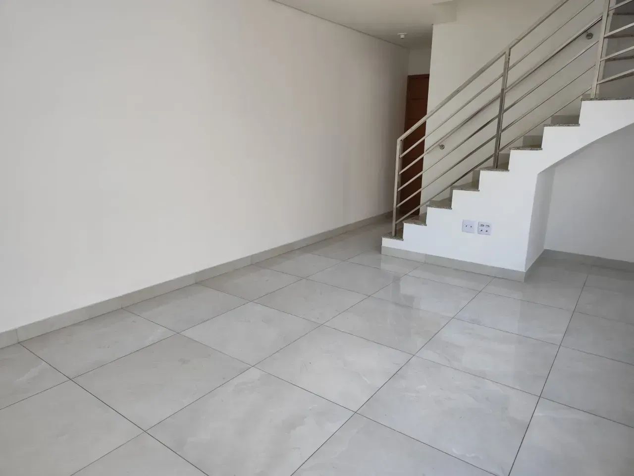 Cobertura com elevador e 4 vagas.