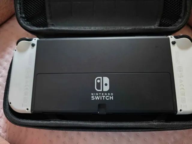 Nintendo Switch OLED branco, pouco uso, com película e case de transporte. - Foto 4