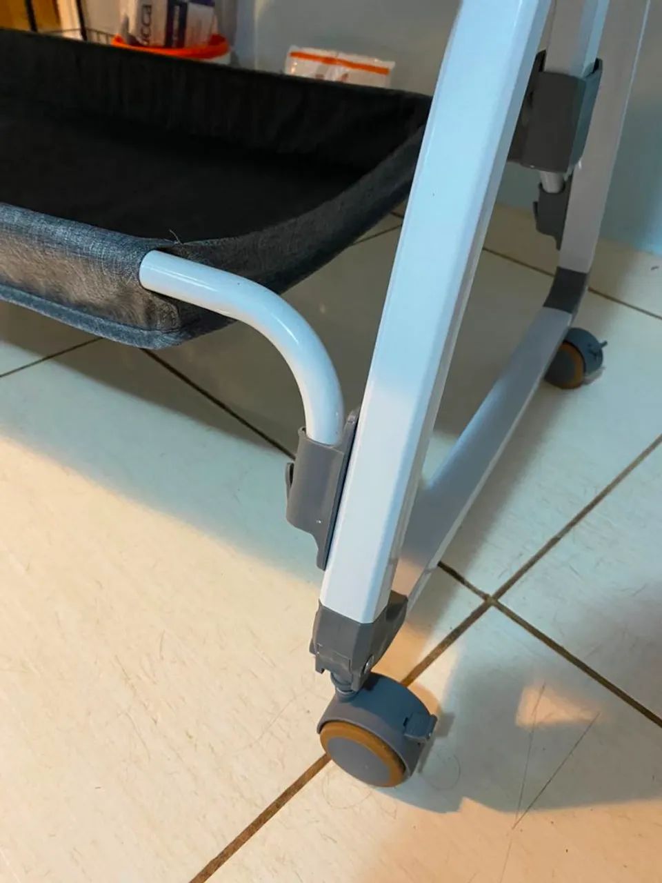 Moisés acomoda bebe 