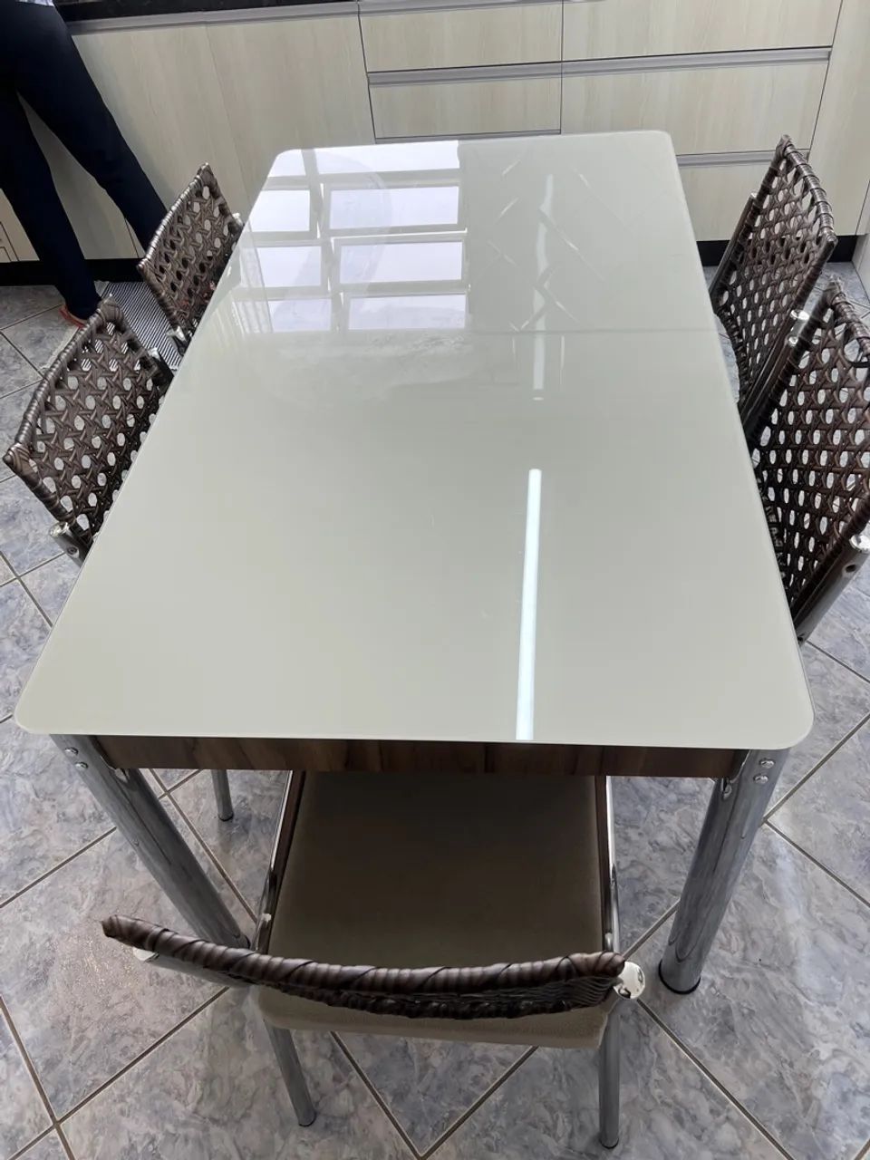 VENDO MESA COM 5 CADEIRAS - Foto 5