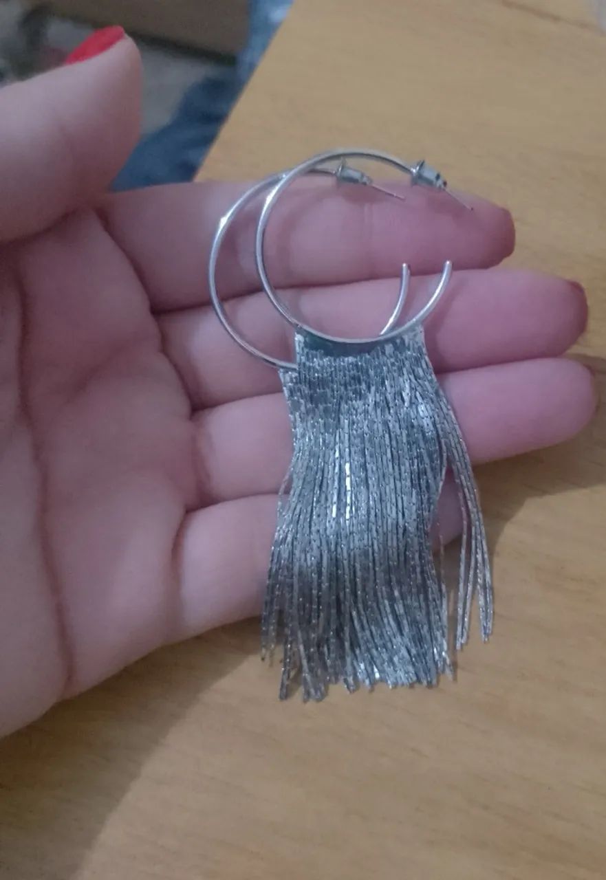 Brinco de argola com franja 