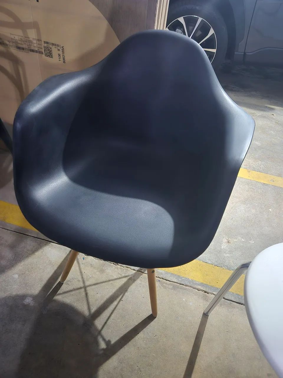 Cadeira Eames com braço. Preta. - Foto 3