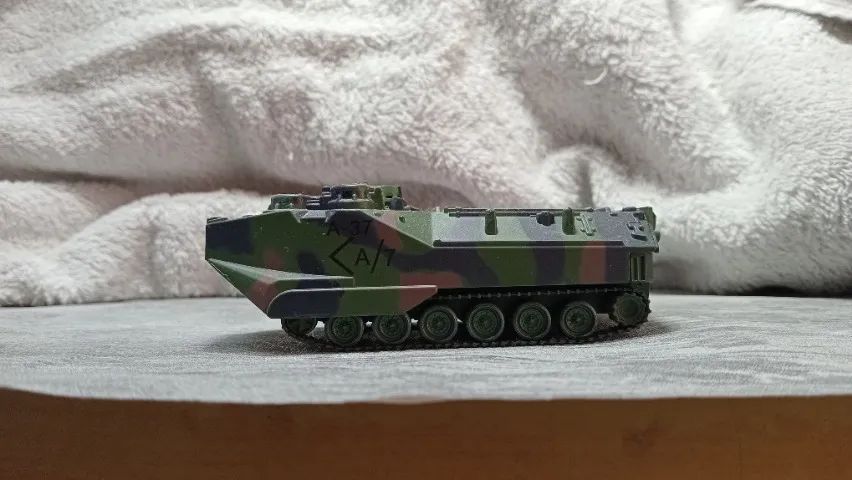 BLINDADO DE COMBATE E TRANSPORTE ANFÍBIO - EM METAL- ESC. 1/72
