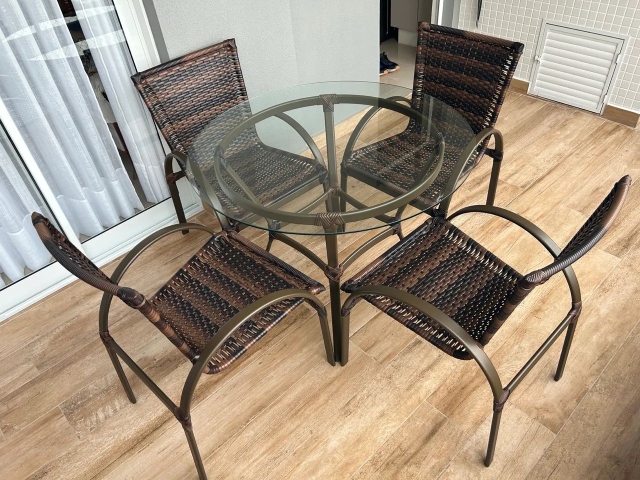Vendo mesa de alumínio com tampo de vidro com 4 cadeiras   - Foto 3