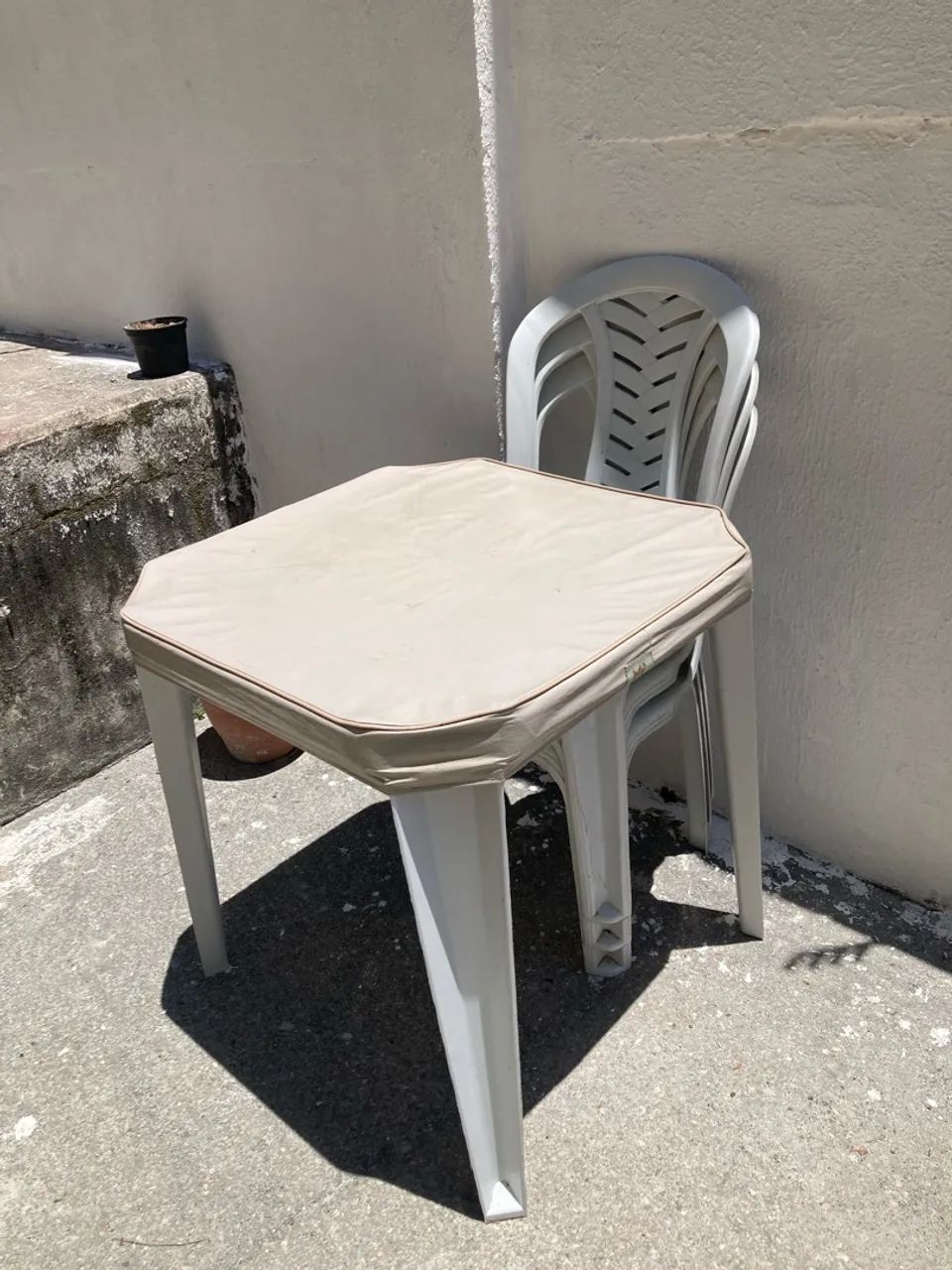Vendo mesa com 4 cadeiras  