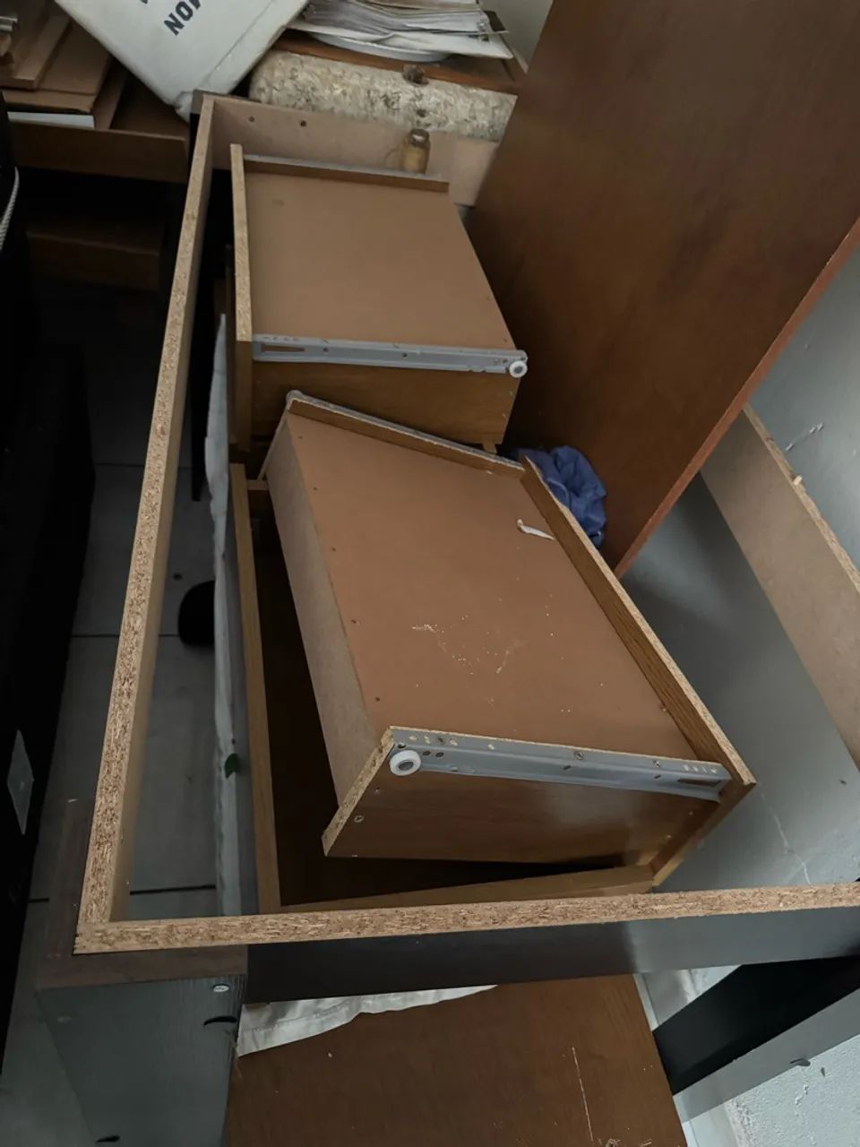 Vendo Guarda roupa e Mesa pequena com dois bancos - Foto 5