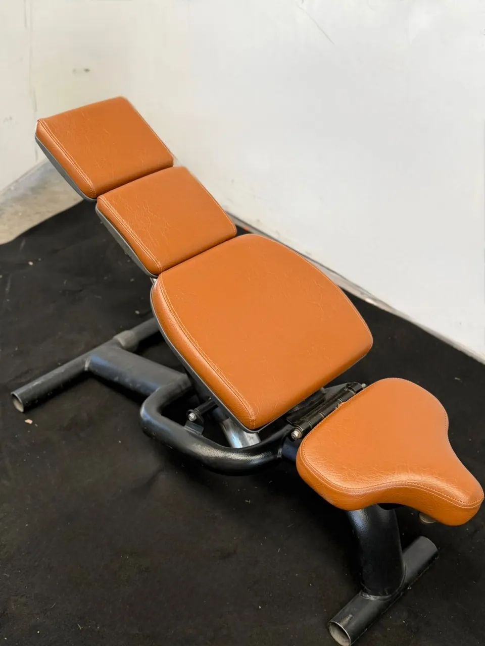 2 bancos reguláveis modelo Technogym 