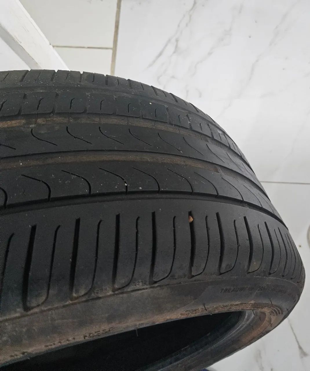 PNEU ARO 18 245/40 está  70%. - Foto 2
