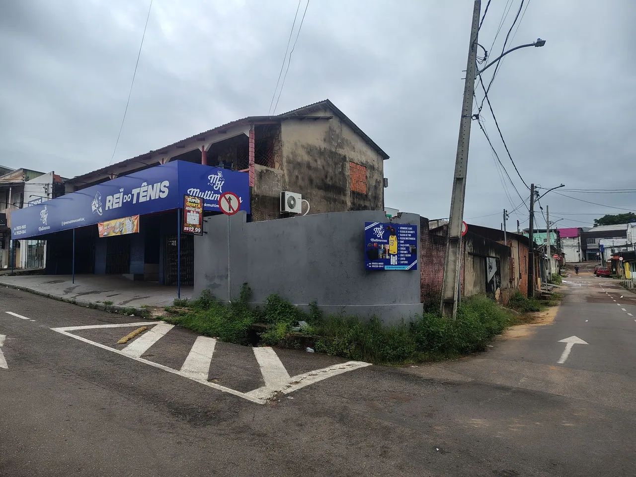 Prédio comercial com alguns apartamentos.