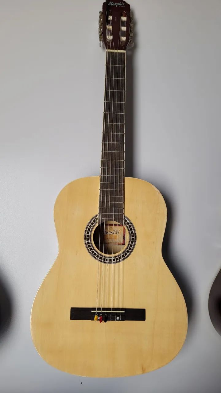 Violão da marca Memphis acústico com cordas em Nylon.