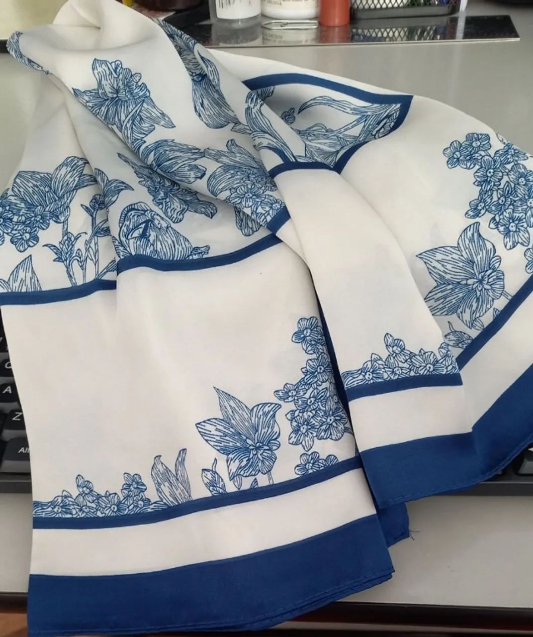 Lenço Floral Azul Marinho Clássico (novo) - Foto 4
