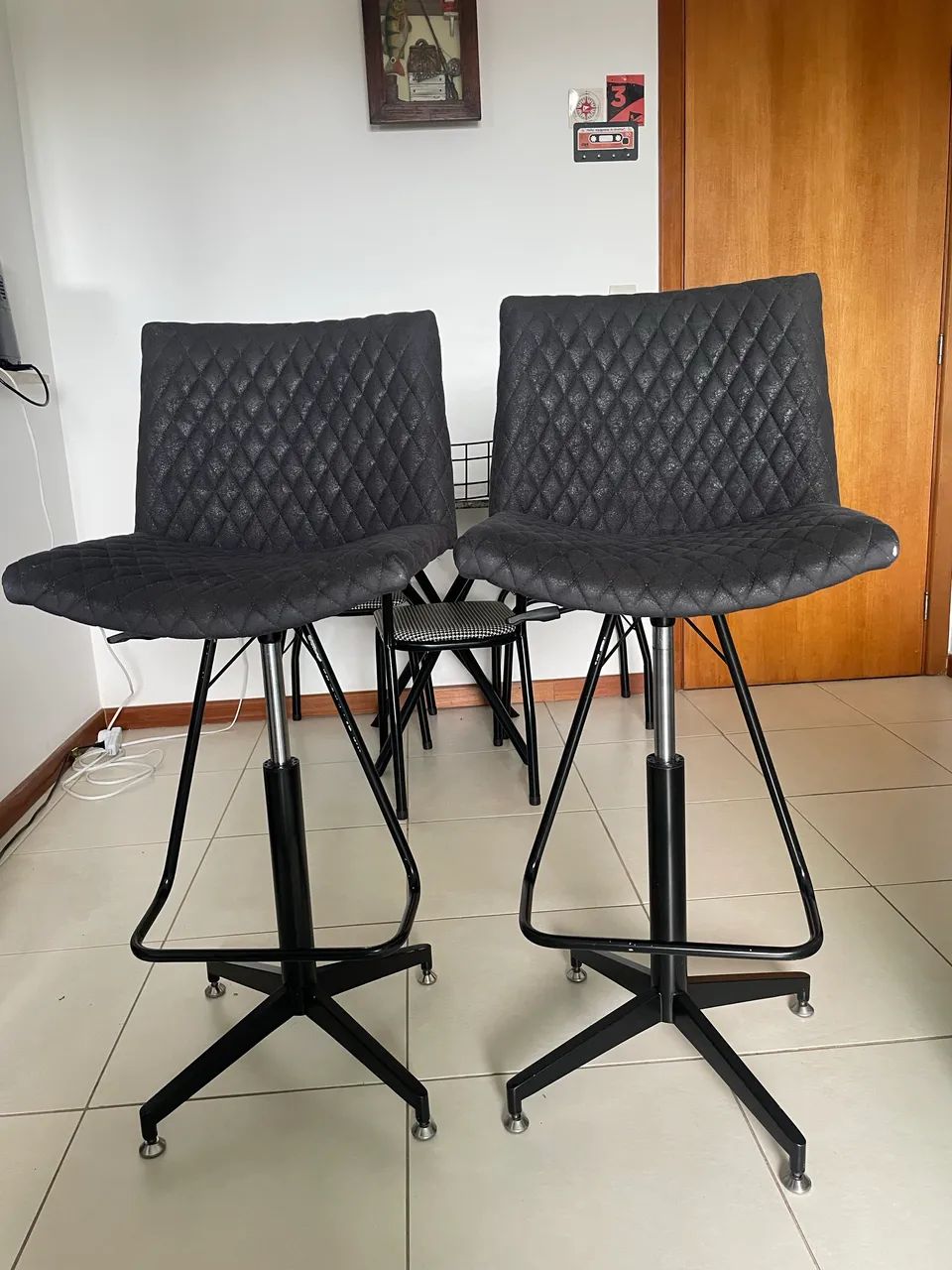 JOGO 2 BANQUETAS ESTOFADAS COM REGULAGEM 