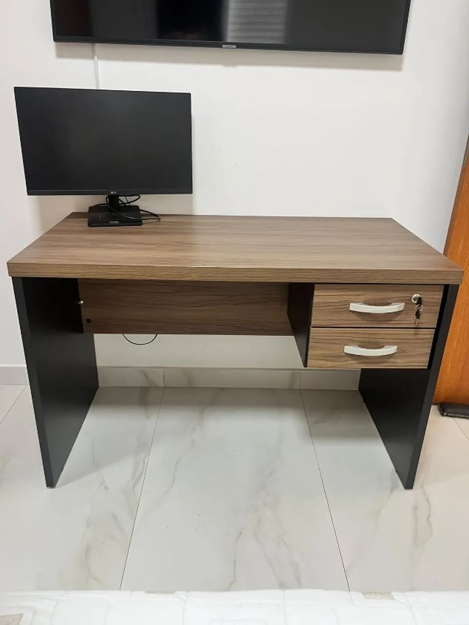 Mesa de Computador c/ 2 gavetas c/ chave - Foto 3