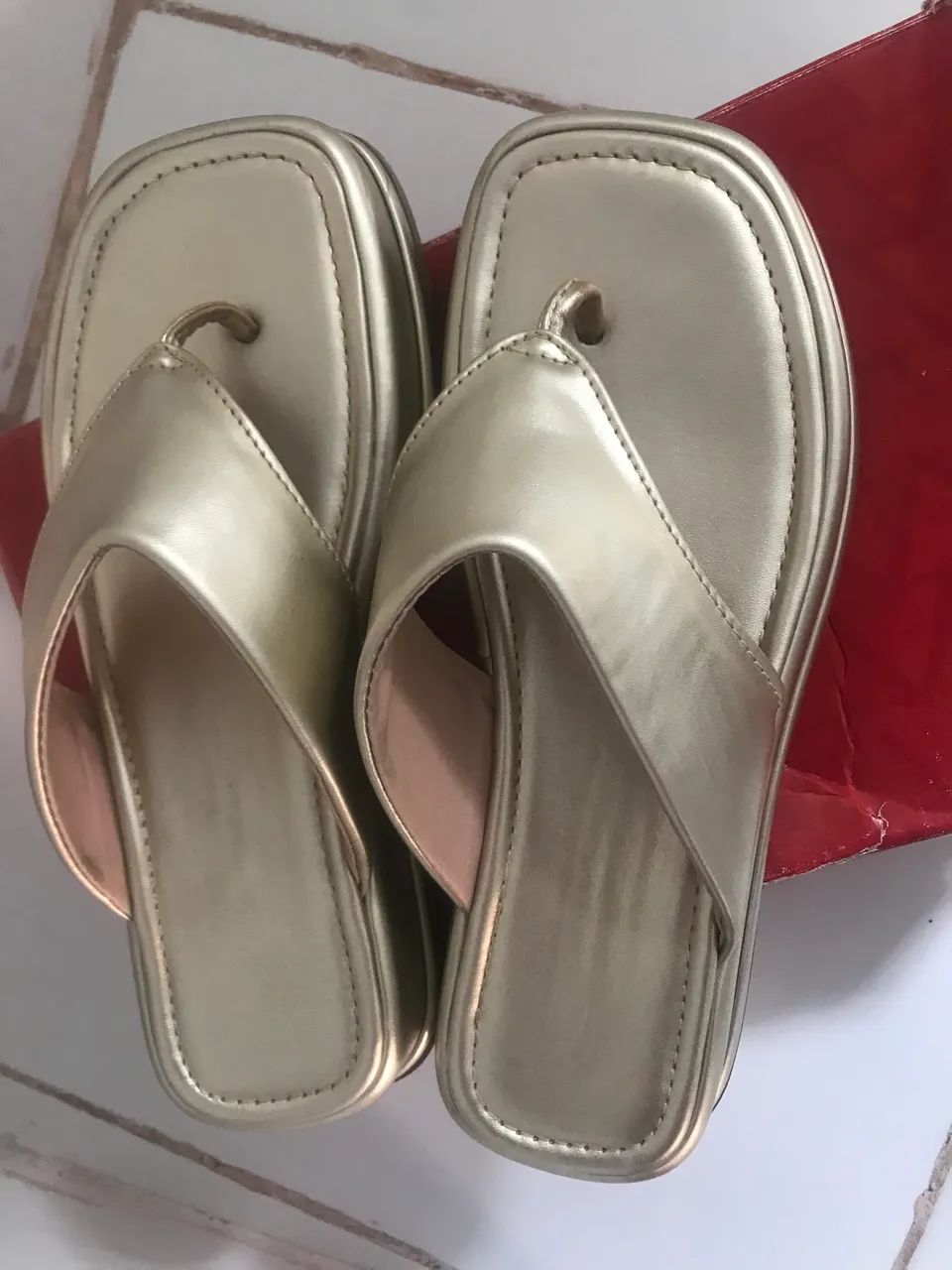 Vende uma Flat sandália Dourada  - Foto 2