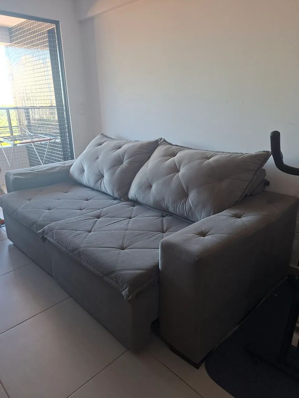 Vendo sofá retrátil e reclinável, tamanho 2, 30 m. Cinza.