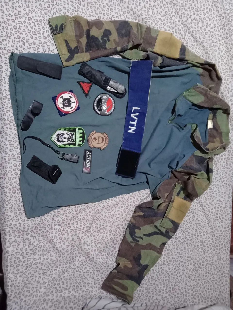 Camisa tática combat shirt camuflada  e acessórios.  - Foto 3