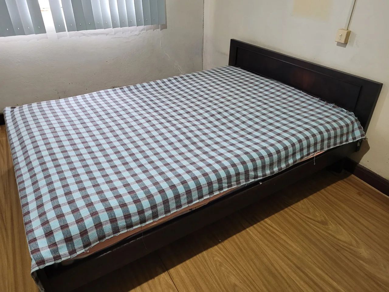 Cama de casal em Imbuia 