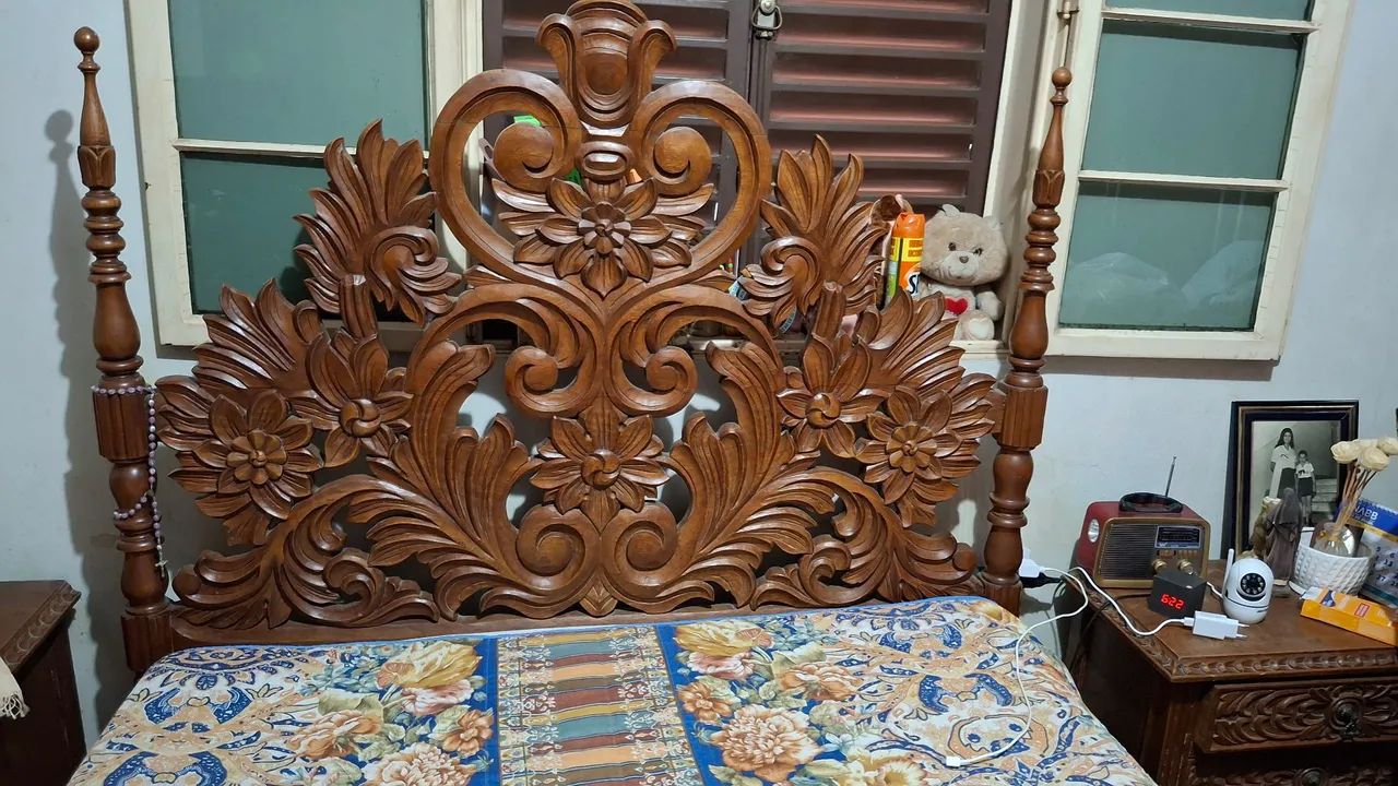 Cama de casal entalhada e criado mudo