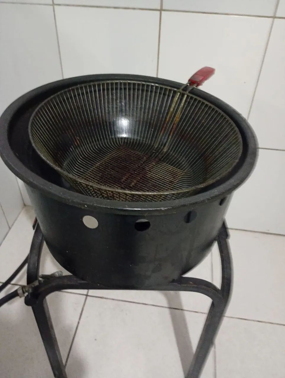 Fritadeira  a   gás com o registro 