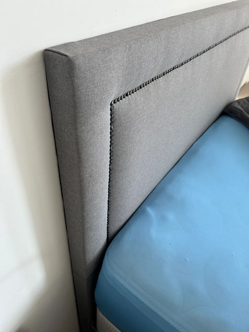 Cabeceira de cama casal com tachas