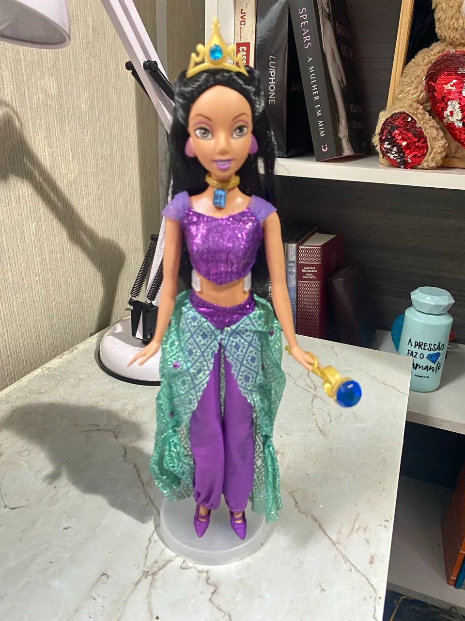 Boneca Jasmine com roupa brilhante azul