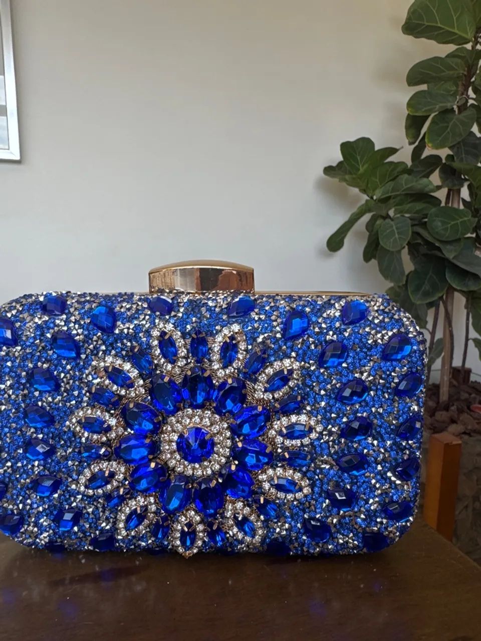 Clutch azul bordada com pedraria 