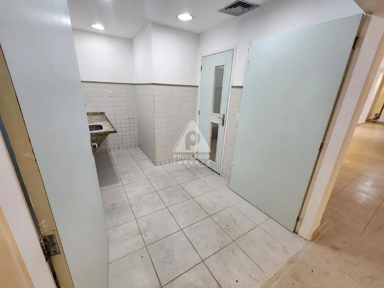 Loja 180m² | Posto 5 Copacabana | Quadra da Praia | Grande Fluxo | Com Banheiros Acessívei - Foto 13