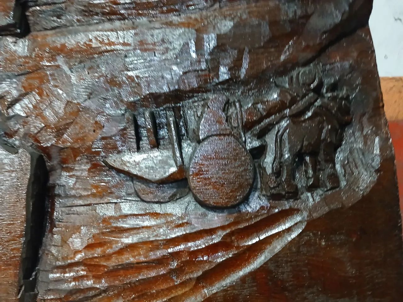 Placa esculpida em madeira